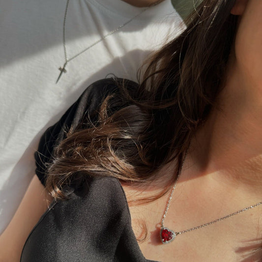 Collier avec pendentif cœur et épée en zircon superposé